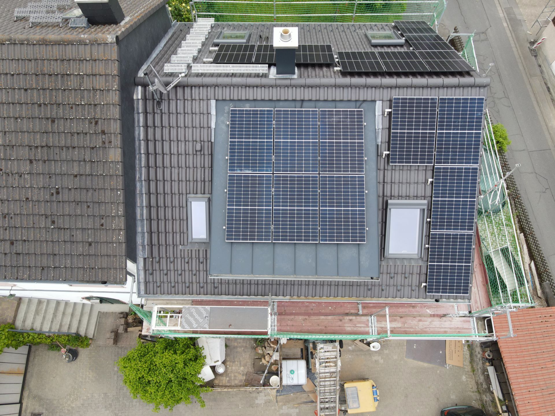 Drohnenaufnahme einer Photovoltaikanlage auf einem Wohnhaus